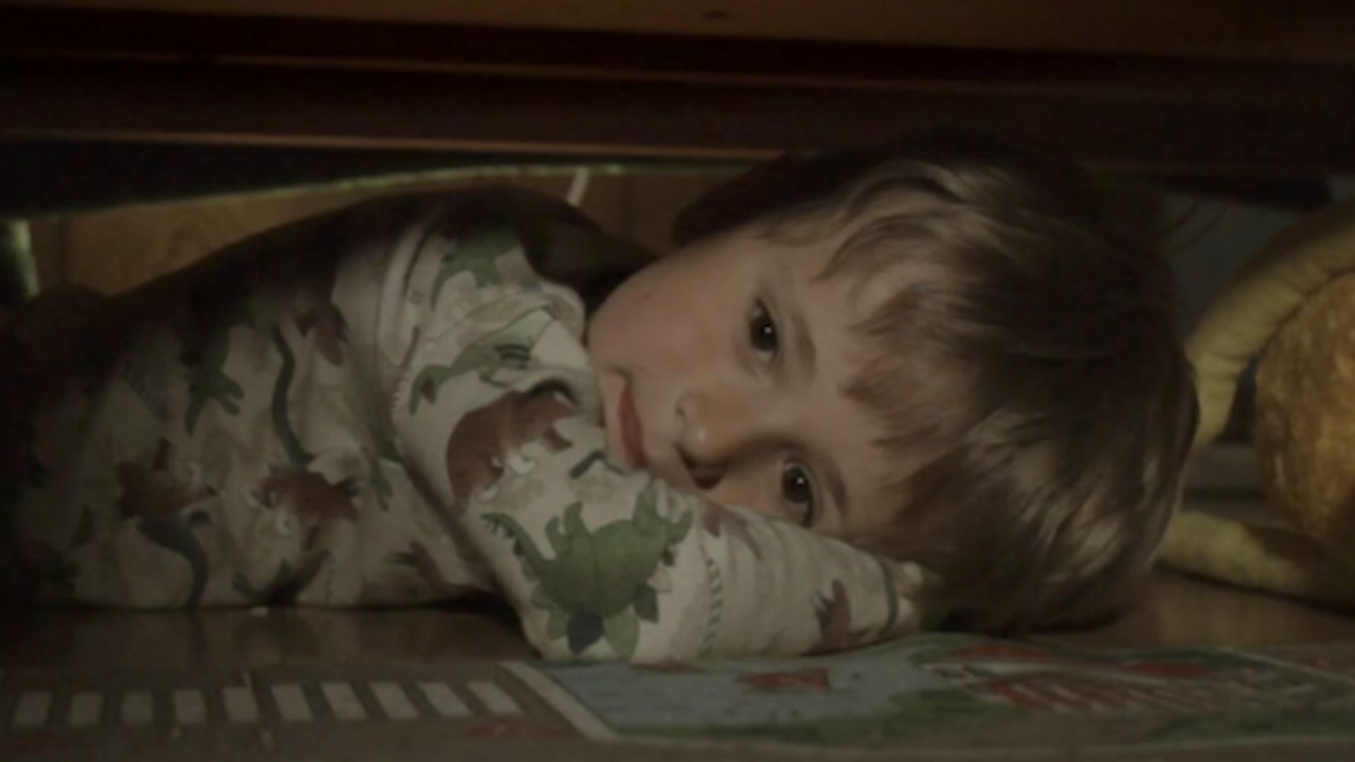 Папа зашел комнату дочки. Папочка, укрой меня! (Ужасы)2014. Мальчик под кроватью. Ребенок под кроватью.
