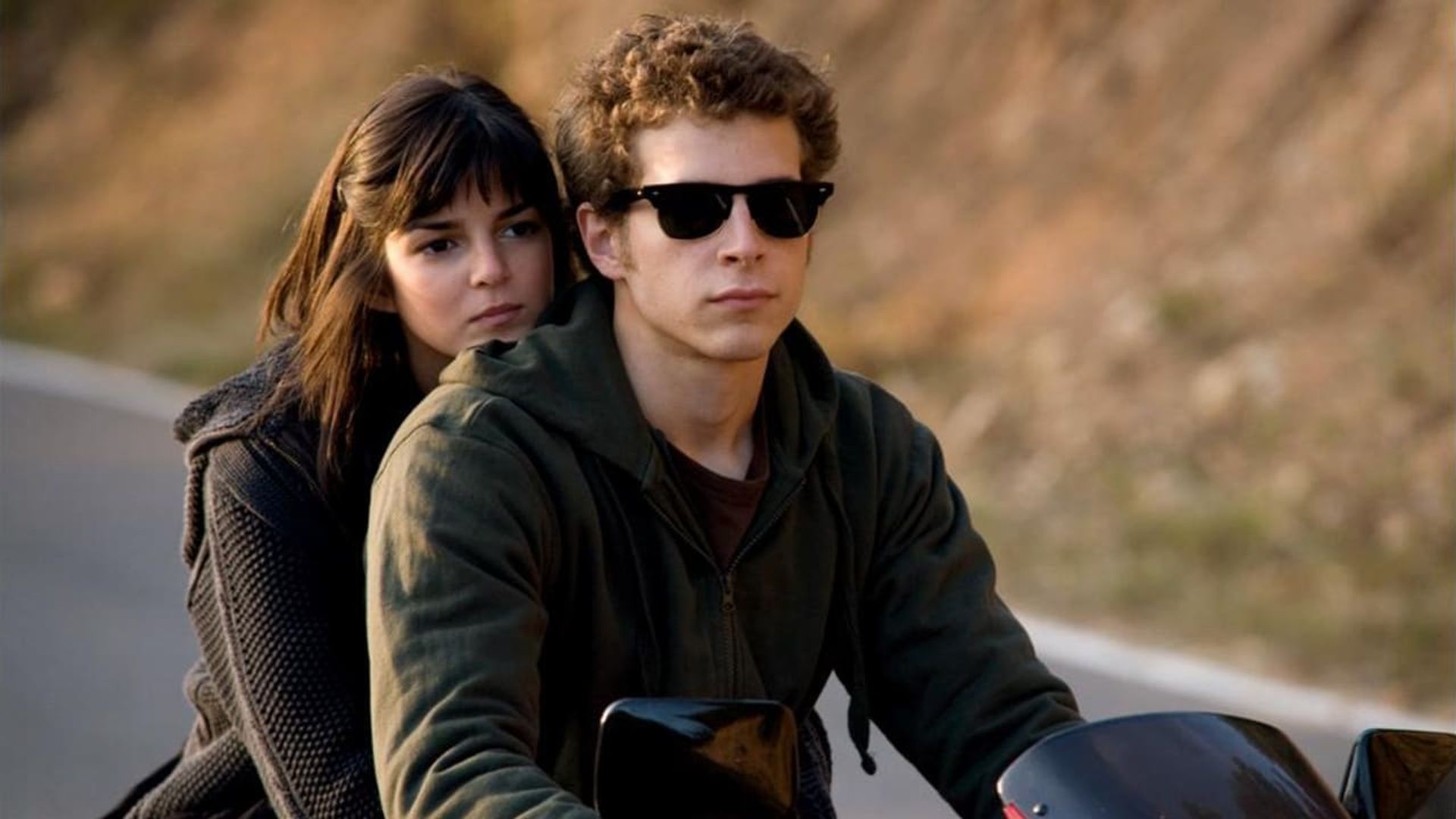 Подобные ф. Макс айронс гостья. Сумерки комедия. Подобные ф. Зои дойч матрица времени.